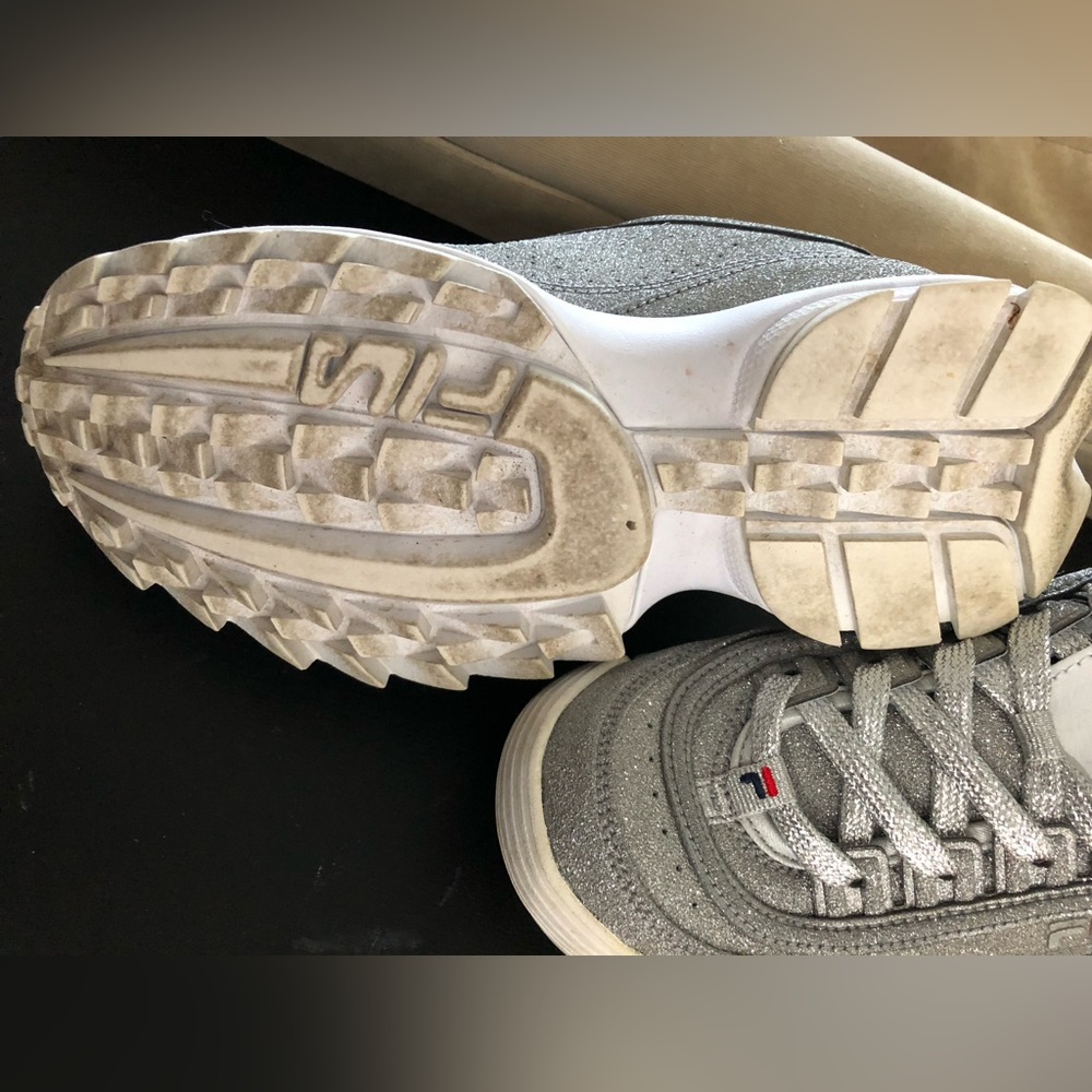 🇮🇹 FILA leather Sneakers. Metallic Silver. Size 7. Worn a few times.👟 - Picture 3 of 6